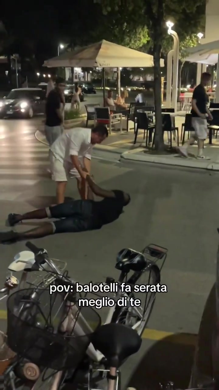  太让人唏嘘了！巴洛特利度假醉到不省人事，躺在街头